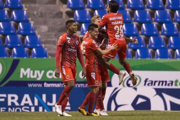 Los Tiburones Rojos de Veracruz se llevaron el llamado ‘Clásico del Oriente’ en casa del Puebla, su odiado rival regional, de forma agónica. Cristian Menéndez fue el hombre del partido, pues en par de minutos, al 82’ y 83’, le dio la vuelta al marcador para que los escualos se llevaron por 2-1 el duelo que abrió la fecha 4.