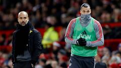 Pep Guardiola y Zlatan Ibrahimovic, en el Manchester United vs Manchester City.