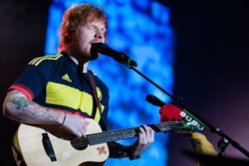El británico cantó en Bogotá y el Centro Comercial Bima vibró con sus canciones. Sheeran cantó con la segunda camiseta de la Selección.