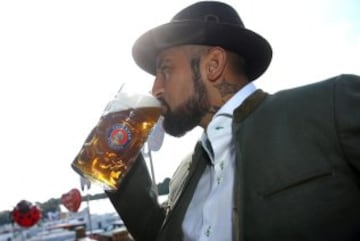 El centrocampista chileno del Bayern de Múnich Arturo Vidal, durante la 182º edición de la Oktoberfest, la fiesta de la cerveza, en Múnich.