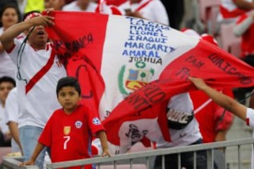 Hinchas de la seleccion chilena alientan a su equipo antes del partido valido por las clasificatorias al mundial de Rusia 2018 contra Peru disputado en el estadio Nacional de Santiago, Chile.