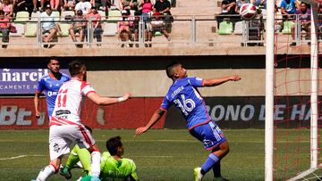 El jugador de Universidad de Chile, Nicolás Guerra, marca un autogol durante el partido de Primera División contra Deportes Copiapó en el estadio Luis Valenzuela Hermosilla.