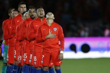 El equipo de la seleccion chilena canta su himno nacional antes del partido valido por las clasificatorias al mundial de Rusia 2018 contra Peru disputado en el estadio Nacional de Santiago, Chile.