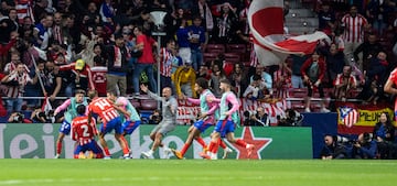 Los jugadores del Atético acuden a celebraqr el gol con el futbolista uruguayo.