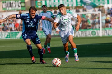 Borja Vázquez y Pedro León disputando un duelo en El Palmar en la tarde de hoy en el encuentro que enfrentaba al Atlético Sanluqueño y al Real Murcia.