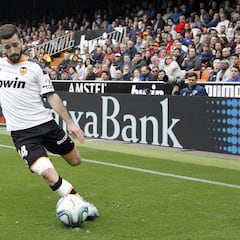 Gayà: seis años y cinco partidos en su retina valencianista