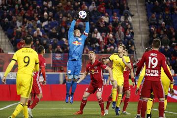 Luis Robles se mostró sólido. Realizó cuatro atajadas y una de ellas fue para detener un gran disparo de Zardes.