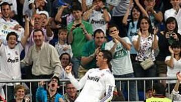 <b>HOMBRE RÉCORD. </b>El Bernabéu enloqueció ayer con Cristiano quien, con su doblete, se convirtió en el máximo goleador en un campeonato con 40 tantos en 34 partidos.