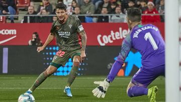 Marcos André, delantero del Mirandés, ante el portero Juan Carlos.