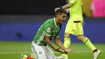 AMS05. HOUSTON (TX, EE.UU.), 13/06/2016.- El jugador mexicano Jes&uacute;s Manuel Corona se lamenta tras perder una oportunidad de anotar hoy, lunes 13 de junio de 2016, durante el partido entre M&eacute;xico y Venezuela por el Grupo C de la Copa Am&eacute;rica 2016, en Houston, Texas (EE.UU.). El resultado final fue 1-1. EFE/Aaron M. Sprecher