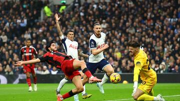 Soccer Football - Premier League - Tottenham Hotspur v Fulham - Tottenham Hotspur Stadium, London, Britain - December 1, 2024 Fulham's Raul Jimenez in action with Tottenham Hotspur's Fraser Forster Action Images via Reuters/Andrew Boyers EDITORIAL USE ONLY. NO USE WITH UNAUTHORIZED AUDIO, VIDEO, DATA, FIXTURE LISTS, CLUB/LEAGUE LOGOS OR 'LIVE' SERVICES. ONLINE IN-MATCH USE LIMITED TO 120 IMAGES, NO VIDEO EMULATION. NO USE IN BETTING, GAMES OR SINGLE CLUB/LEAGUE/PLAYER PUBLICATIONS. PLEASE CONTACT YOUR ACCOUNT REPRESENTATIVE FOR FURTHER DETAILS..
