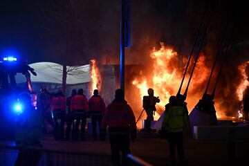 Los bomberos apagan el fuego en un local de venta de merchandising antes del partido entre el Manchester City y el Brujas.