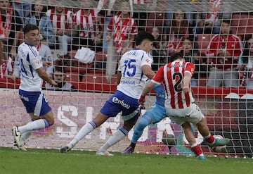 El gol que definió el partido de El Molinón fue obra de un Guille Rosas que no dio un balón por perdido. Él mismo le arrebató el esférico a Enrique Clemente, antes de recortar a su par con pierna izquierda y marcar con pierna derecha. Su primer gol en lo que va de temporada.