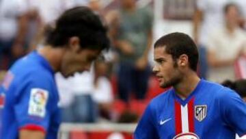 <b>CORTOCIRCUITO. </b>Tiago y Mario Suárez se lamentan tras el primer gol del Sevilla.