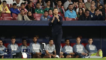 MADRID, SPAIN - OCTOBER 26: Head coach Xabi Alonso of Bayer Leverkusen gestures during the UEFA Champions League Group B week 5 match between Atletico Madrid and Bayer Leverkusen at the Metropolitano Stadium in Madrid, Spain on October 26, 2022. (Photo by Burak Akbulut/Anadolu Agency via Getty Images)