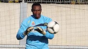 El Málaga ata a Kameni y Apoño busca salida