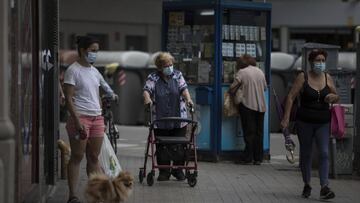 Imagen de ciudadanos de Barcelona caminando por una de sus calles.