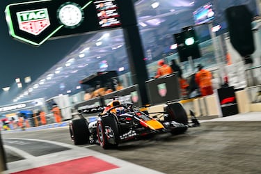 Max Verstappen, segundo en la general, saliendo de boxes durante la clasificación del GP de Abu Dabi. Última carrera del año.