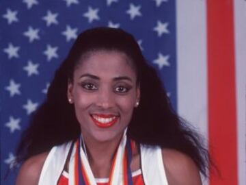 Florence Griffith-Joyner consiguió en 1988 el récord mundial en recorrer los 100 metros lisos con un tiempo de 10,49. Siguiendo por delante de la otra estadounidense, Carmelita Jeter que consiguió en 2009, un tiempo de 10,64.