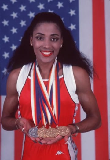 Florence Griffith-Joyner consiguió en 1988 el récord mundial en recorrer los 100 metros lisos con un tiempo de 10,49. Siguiendo por delante de la otra estadounidense, Carmelita Jeter que consiguió en 2009, un tiempo de 10,64.