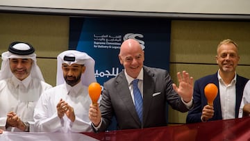 Doha (Qatar), 06/11/2022.- FIFA President Gianni Infantino (2-R) and Secretary General of the Supreme Committee for Delivery and Legacy, Hassan Al Thawadi (2-L) pose for a photos during the 5th edition of the Accessibility Forum in Doha, Qatar, 06 November 2022. The forum was held in part to compile suggestions for the integration of accessibility features for venues participating in the upcoming World Cup 2022. The FIFA World Cup Qatar 2022 will take place from 20 November to 18 December 2022 in Qatar. (Mundial de Fútbol, Catar) EFE/EPA/NOUSHAD THEKKAYIL