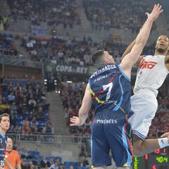 El Madrid sufre y se clasifica con polémica ante el Andorra