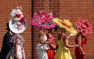 Cola de mujeres para entrar al hip¨®dromo de Ascot vestidas con sombreros grandes y coloridos.