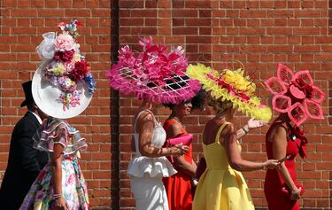 Cola de mujeres para entrar al hipódromo de Ascot vestidas con sombreros grandes y coloridos.