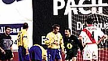 GUERRA PSICOLÓGICA. Lopetegui se dirige a Sequeiros mientras éste coloca el balón en el punto de penalti. El esférico fue al larguero.