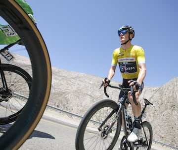 Fernando Gaviria ganó la cuarta etapa de la carrera argentina. Se impuso en el embalaje ante Peter Sagan y celebró por primera vez con el Movistar Team.