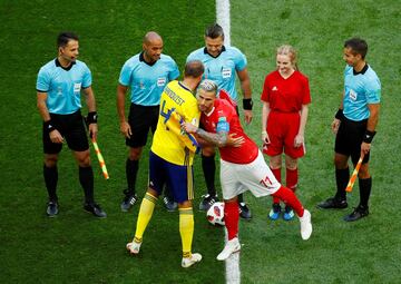 Los capitanes Andreas Granqvist y Valon Behrami se saludan. 