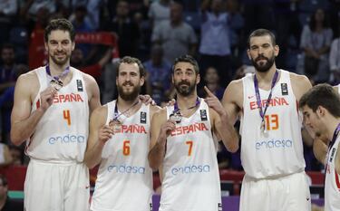 Pau Gasol, Sergio Rodrguez, Navarro y Marc con la medalla de bronce en el pdium.