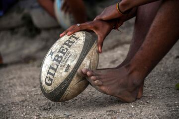 Robert Malengreau, fundador de la ONG UmRio, imparte clases de rugby a los jóvenes de la favela de Morro do Castro, en Niteroi, Río de Janeiro. Apoyando así a los más pequeños de las comunidades afectadas por el crimen y la violencia, para que puedan acceder a nuevas oportunidades.