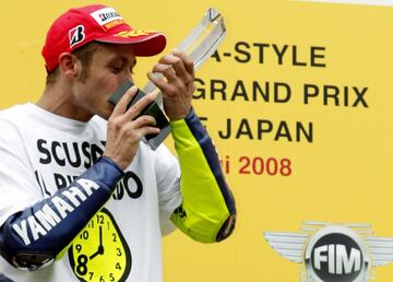 Otros pilotos que poseen cuatro victorias son Kevin Schwantz en 500cc en 1988, 1989, 1991 y 1994, Valentino Rossi en 500cc en 2001 y MotoGP en 2002, 2003 y 2008, y Dani Pedrosa en MotoGp en 2011, 2012 y 2015 y en 250cc en 2004.
