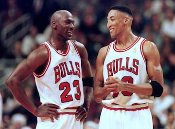 Si bien contaron con Horace Grant de invitado de lujo en el primero three peat (con la Doberman Defense como santo y seña) y con Dennis Rodman en el segundo, Jordan y Pippen fueron los únicos jugadores que estuvieron en los seis anillos de los Bulls, siempre bien acompañados de Phil Jackson y Tex Winter, asistente e ideólogo del triángulo ofensivo. Dos jugadores históricos, dos de los mejores defensores de todos los tiempos y His Airness encumbrado por mucha gente como el mejor de la historia, con una carrera meteórica que, sin embargo, no se puede entender sin Pippen. Y otra relación que con el tiempo se deterioró y que copa ahora portadas con el alero hablando (muy) mal del escolta. Cosas que pasan.