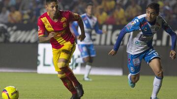 MEX59. MORELIA (MÉXICO), 12/01/2018.- El jugador Raúl Ruidíaz (i) de Morelia disputa el balón con Alfonso Zamora (d) de Puebla hoy, viernes 12 de enero de 2018, durante el juego correspondiente a la jornada 2 del torneo mexican