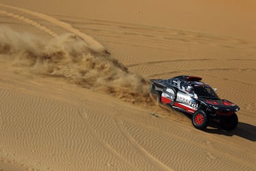 El piloto sueco Mattias Ekstrom y su copiloto sueco Emil Bergkvist compitiendo durante la etapa de hoy. 