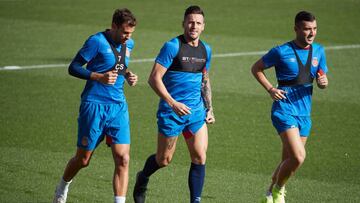 Aday Benítez, entre Stuani y Borja García en el entrenamiento del Girona