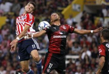 El jugador de Atlas Rodolfo Salinas disputa el balón con Isaac Brizuela.