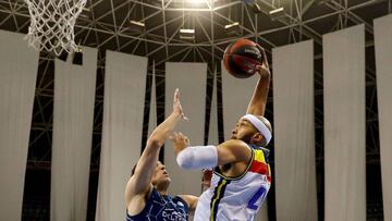 GRAF2882. SAN SEBASTIÁN (GUIPUZKOA), 30/03/2019.- El pívot del Delteco GBC, Sekulic Blagota (i), junto al pívot del Morabanc Andorra, Jerome Jordan (d), durante Partido de la Liga ACB de baloncesto disputado hoy en la cancha de Illumbe en San Sebastián. EFE/Juan Herrero.