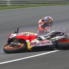 Bandera roja al destrozar la Honda de Pedrosa un air-fence