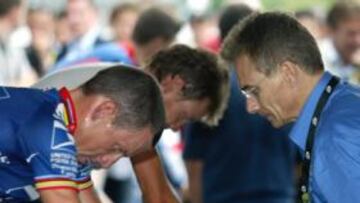 <b>PENDIENTE. </b>García del Moral observa mientras Armstrong realiza rodillo antes de una crono del Tour.
