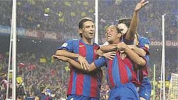 <b>EL REY DEL CAMP NOU. </b>Ronaldinho celebra un gol en el estadio azulgrana, abrazado por Márquez e Iniesta.