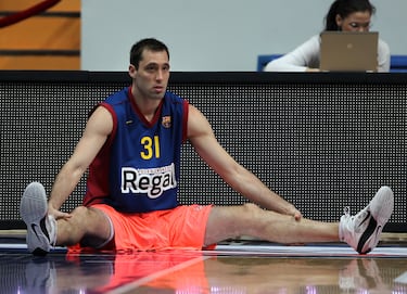 Uno de los aleros más completos y finos de Europa durante sus años en Rytas (MVP y campeón de la Eurocup) y Maccabi (2007-2011), Chuck Eidson, un 2,03 que hacía de todo en pista, llegó al Barcelona en el verano de 2011. Firmó un contrato de dos años y solo cumplió uno: en 2012 se marchó al UNICS Kazan después de un curso marcado por la irregularidad, la falta de química en casi todos los niveles y una lesión de rodilla en la final de Copa contra el Real Madrid.