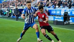 El carrilero del Celta, Manu Sánchez, trata de escapar del lateral Andoni Gorosabel, del Alavés, durante el partido de Liga en Primera División que Deportivo Alavés y Celta de Vigo disputaron este sábado en el estadio de Mendizorroza, en Vitoria.