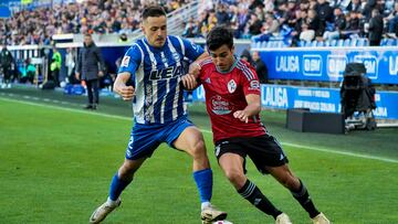 El carrilero del Celta, Manu Sánchez, trata de escapar del lateral Andoni Gorosabel, del Alavés, durante el partido de Liga en Primera División que Deportivo Alavés y Celta de Vigo disputaron este sábado en el estadio de Mendizorroza, en Vitoria.