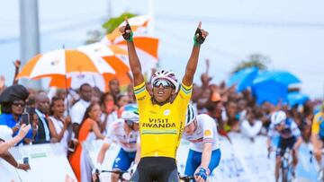 Henok Mulueberhan celebra su victoria en la ¨²ltima etapa y su triunfo en el Tour de Ruanda este domingo.