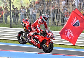 Enea Bastianini celebra la victoria. 