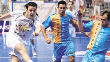 <b>PEGADA. </b>Joel, de ElPozo, dispara ante Marcelo, del Polaris. Los murcianos visitan ahora al Polaris.