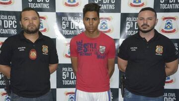 El presunto sospechoso, Matheus Rodrigues, custodiado por dos agentes de la Policía Civil de Tocantins.